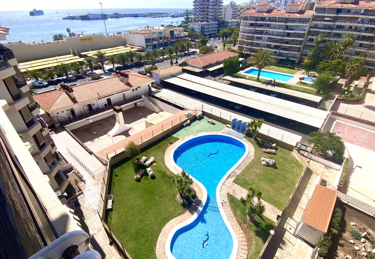 Vistas desde la terraza a la piscina y el mar Vistas desde la terraza a la piscina y el mar